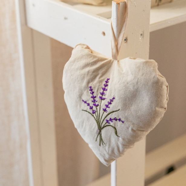 Embroidered linen heart 100g